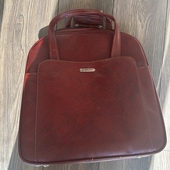 Vintage Samsonite Red Leather Travel Bag, 15" x 15.5" x 8" - Picture 4 of 14